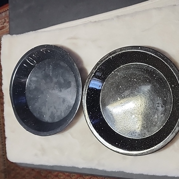 ENAMELWARE PIE PLATE PANS VINTAGE. SET OF 2. - Picture 1 of 6